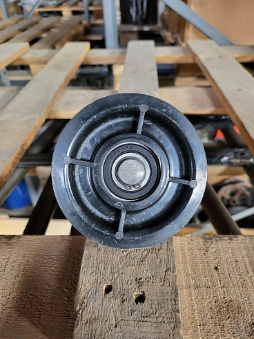 Ролик натяжной внутренний с валом К 531\ К527\ К547: купить в Воронеже