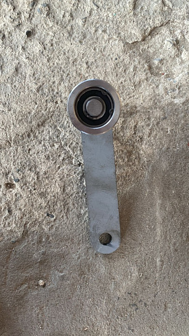 Ролик поддержки цепи в сборе с кронштейном К 527: купить в Воронеже