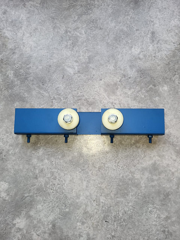 Кронштейн направляющий щеточной тележки с роликами: купить в Воронеже