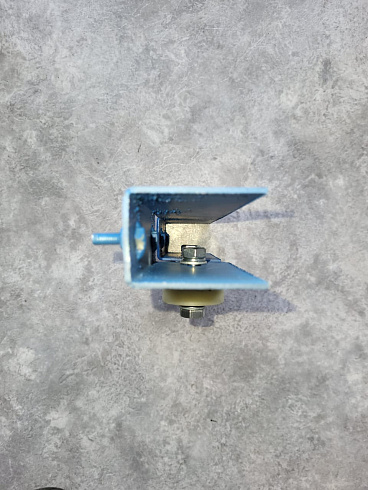 Кронштейн направляющий щеточной тележки с роликами: купить в Воронеже