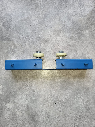 Кронштейн направляющий щеточной тележки с роликами: купить в Воронеже